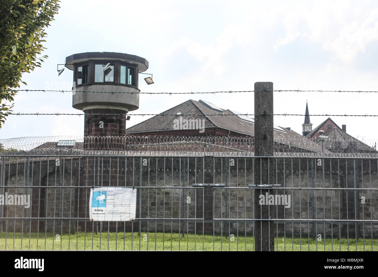 Muro di prigione e torre di controllo dall'esterno, Germania, JVA Kassel. Simbolo per l'istituzione penale. Foto Stock