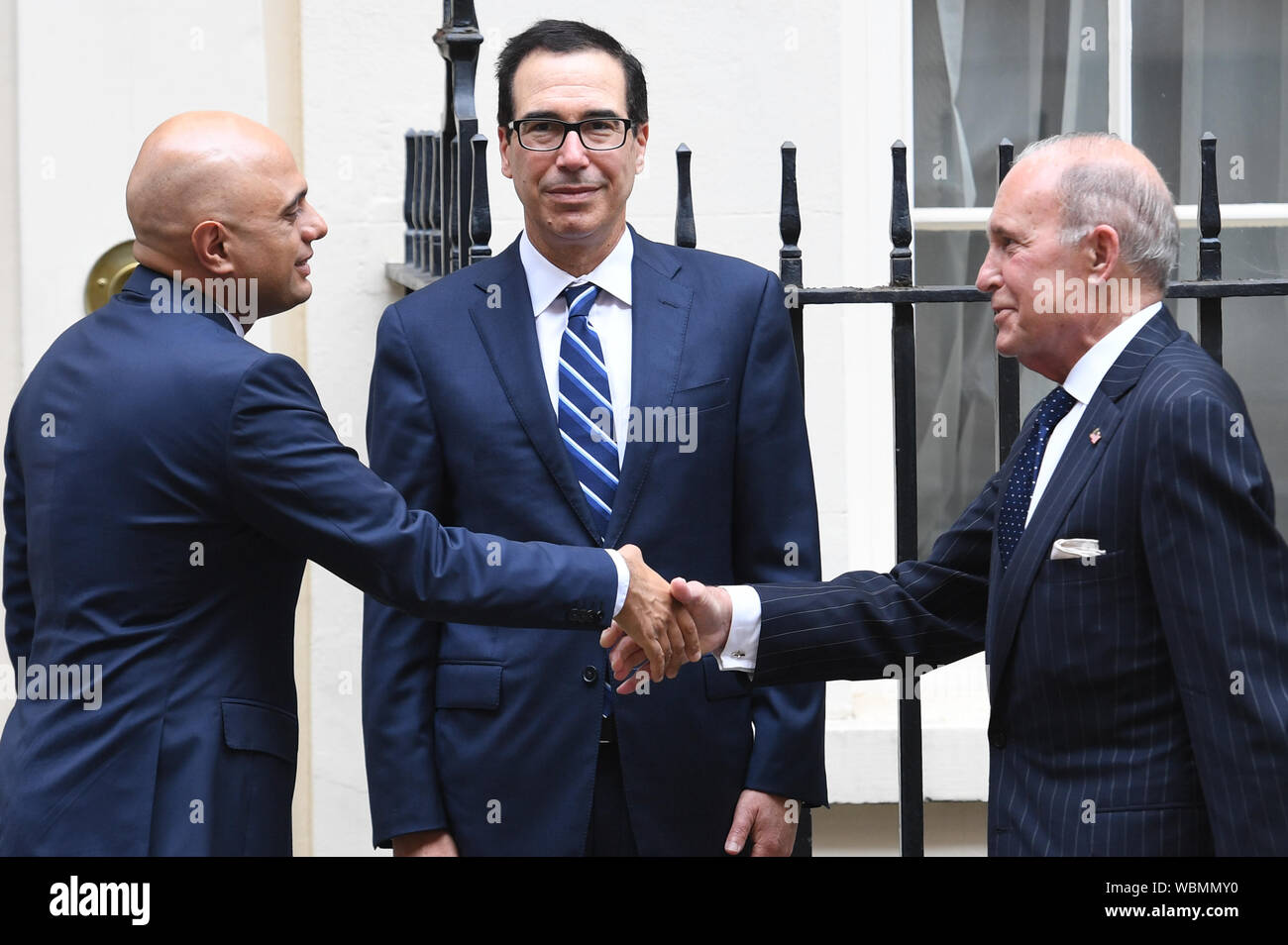 (Da sinistra a destra) Il cancelliere Sajid Javid ci accoglie il Segretario del Tesoro Steven Mnuchin e direttore del Consiglio nazionale economico, Larry Kudlow, davanti a una riunione a Downing Street, Londra. Foto Stock
