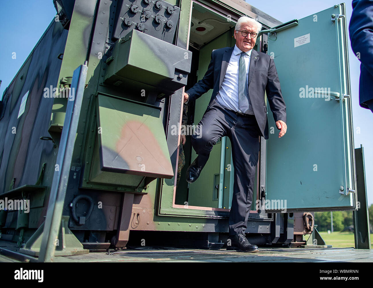 Cammin, Germania. Il 27 agosto, 2019. Il Presidente federale Frank-Walter Steinmeier (r) lascia il centro di controllo degli incendi durante la sua visita a la Luftwaffe. Steinmeier informa di sé circa i compiti e le capacità di difesa aerea gruppo missile 21 con circa 550 soldati. Come parte del sistema integrato di sistema di difesa aerea, l'associazione contribuisce alla protezione dello spazio aereo con il patriota ground-based Air Defence System. Credito: Jens BüŸttner/dpa-Zentralbild/dpa/Alamy Live News Foto Stock