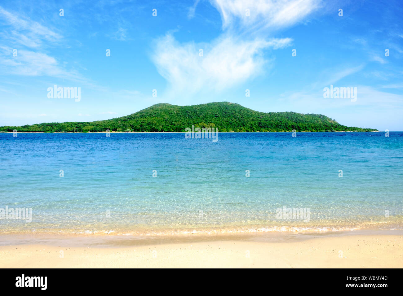 Summer Island Beach Sfondo, sabbia pulita giorno nuvoloso Foto Stock
