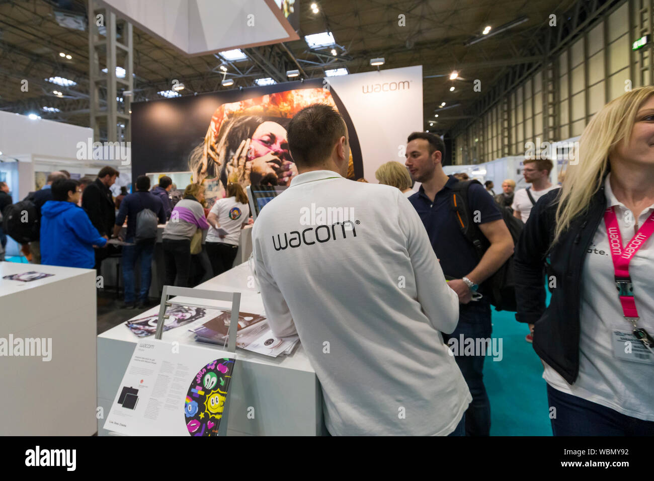 Wacom stand, membro del team in attesa per i visitatori, fotografia mostra 2019, Birmingham, Regno Unito Foto Stock