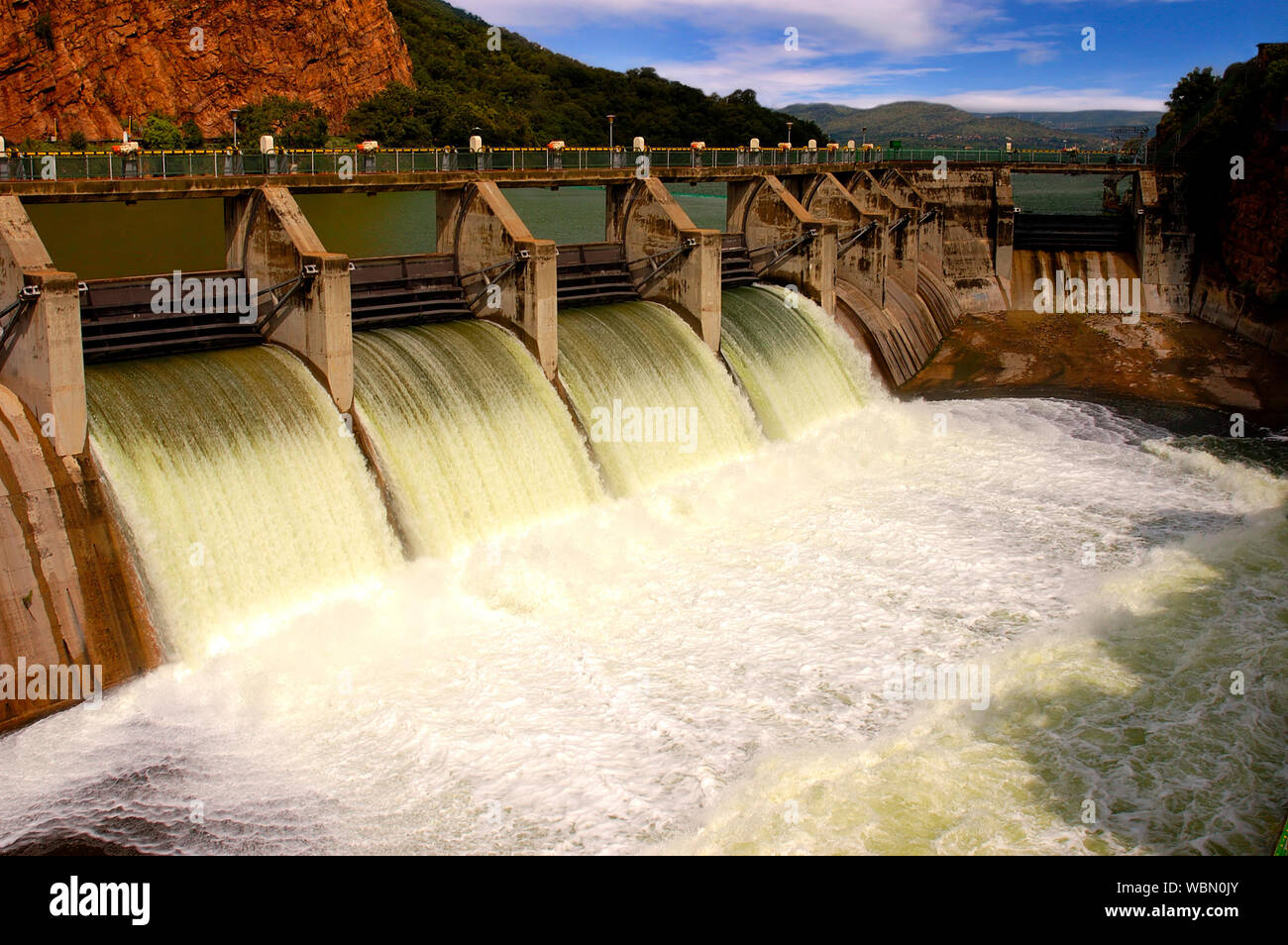 Rilascio di acqua in corrispondenza di una parete di dam. Foto Stock