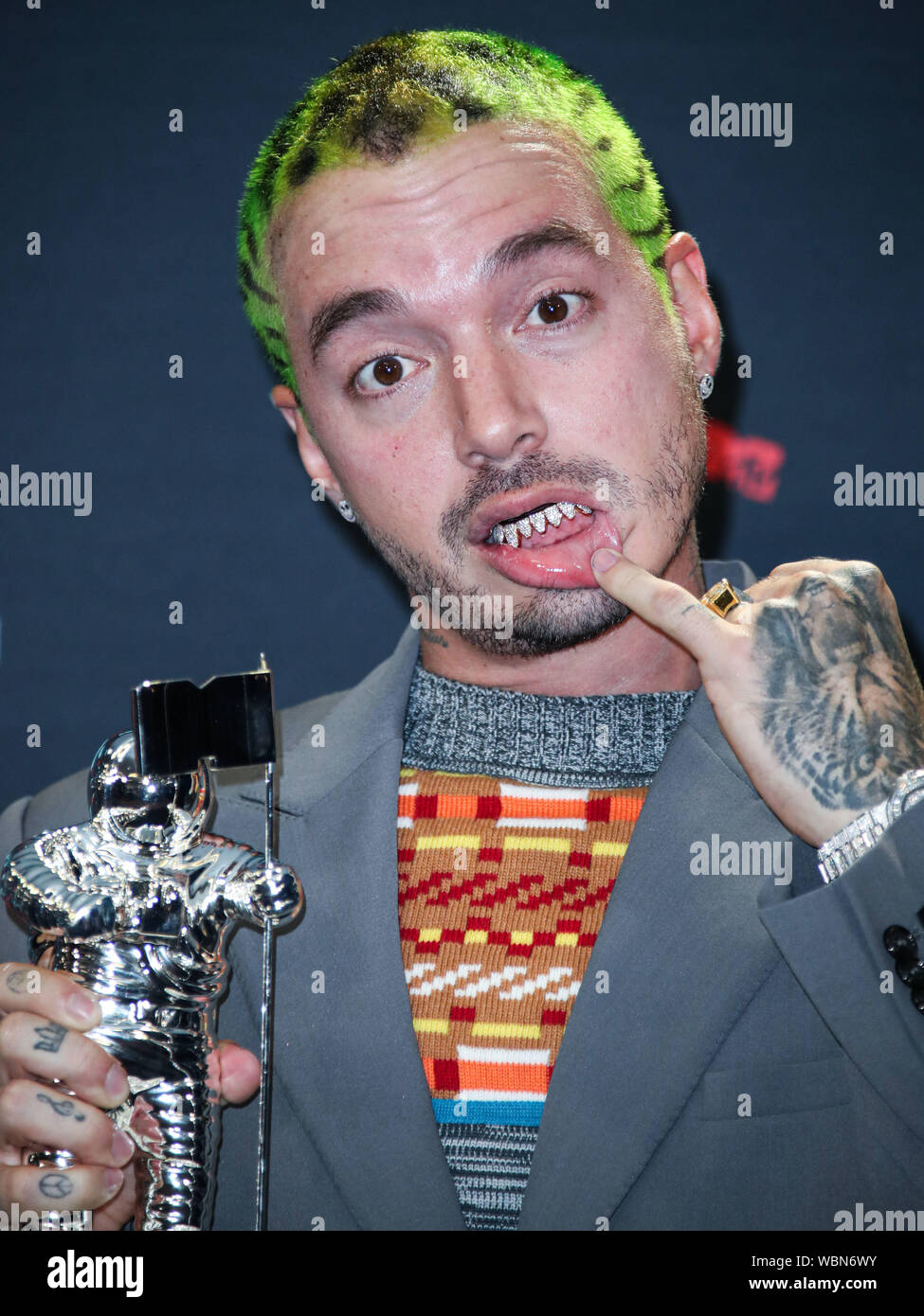 Newarke, STATI UNITI D'AMERICA. 26 Ago, 2019. J Balvin pone in sala stampa al 2019 MTV Video Music Awards che si è tenuto presso il Centro Prudential su agosto 26, 2019 a Newark, New Jersey, Stati Uniti. Credito: Image Press Agency/Alamy Live News Foto Stock