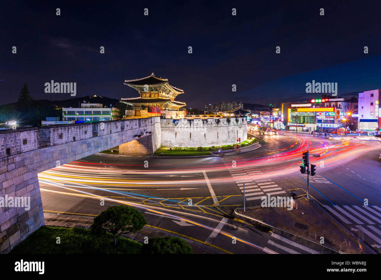 Punto di riferimento della Corea e del parco dopo il tramonto, architettura tradizionale a Suwon, Fortezza di Hwaseong nel tramonto, la Corea del Sud. Foto Stock