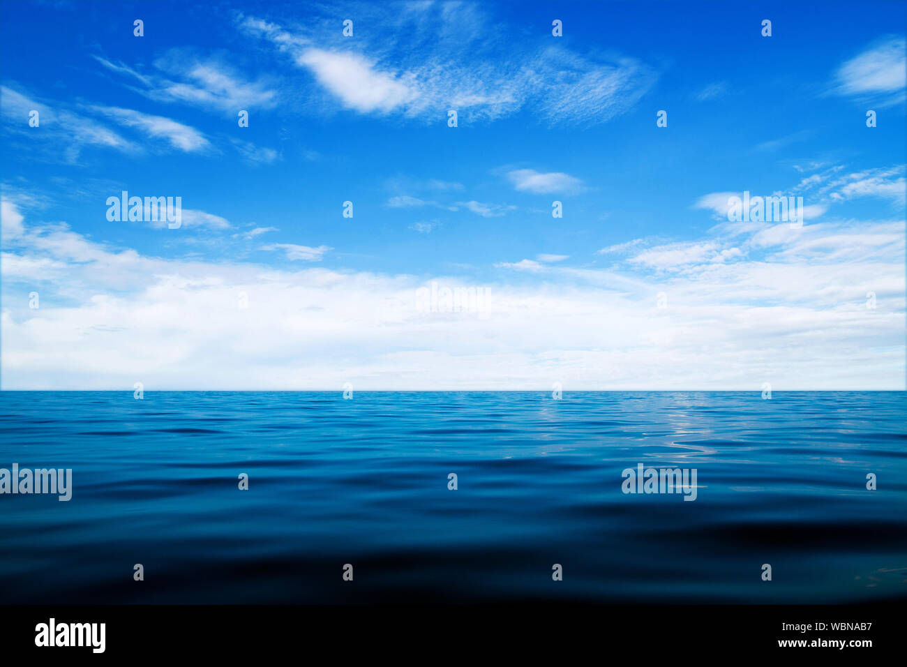 Scuro dello sfondo del mare Foto Stock
