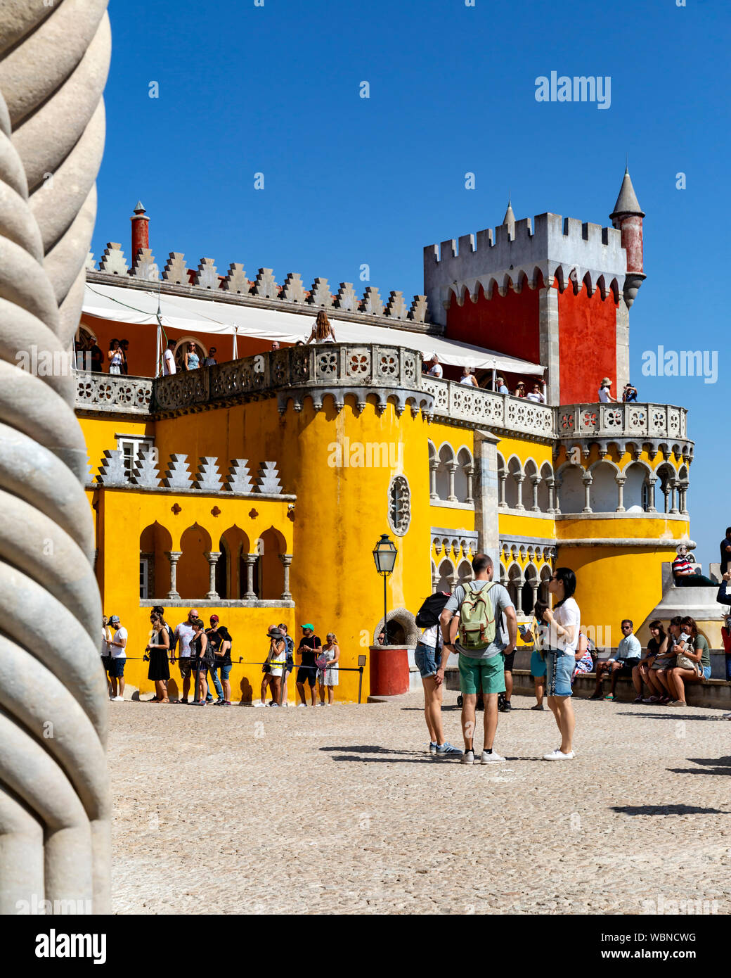 I turisti in visita a pena Palace, Sintra, Portogallo. Foto Stock