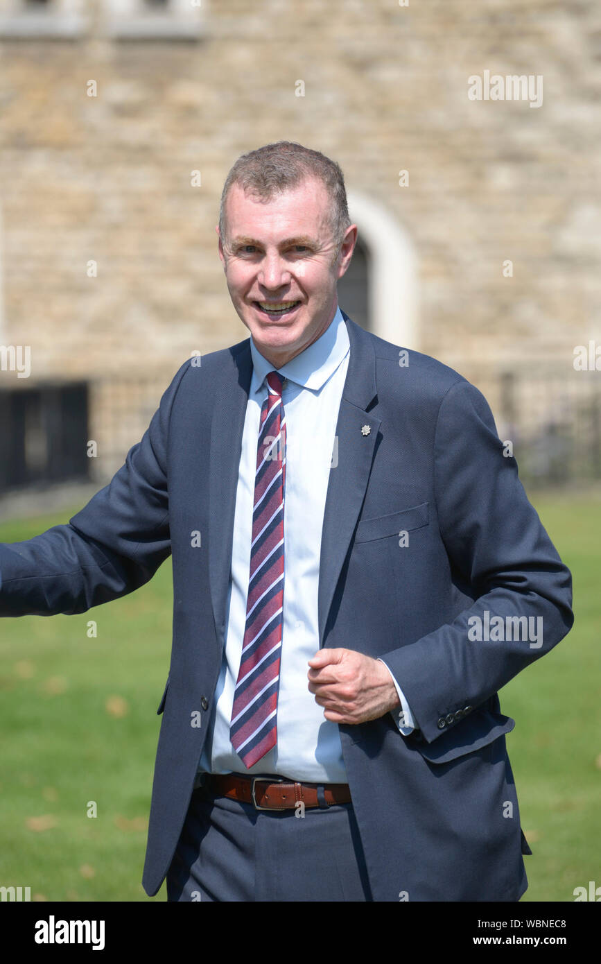 Adam Price - membro dell'Assemblea gallese per Carmarthen East e Dinefwr e leader di Plaid Cymru dal 2018 - su College Green, Westminster, 2019 Foto Stock