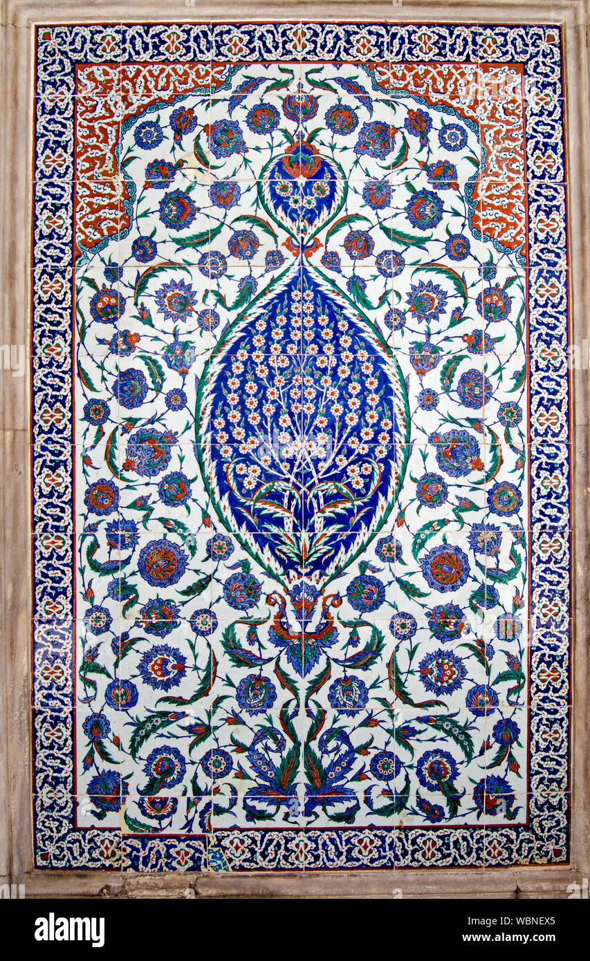 Magnificamente colorate piastrelle di Iznik decorare l'esterno della tomba di Sultan Selim II costruito nel 1577 nella città vecchia di Istanbul, Turchia. Foto Stock