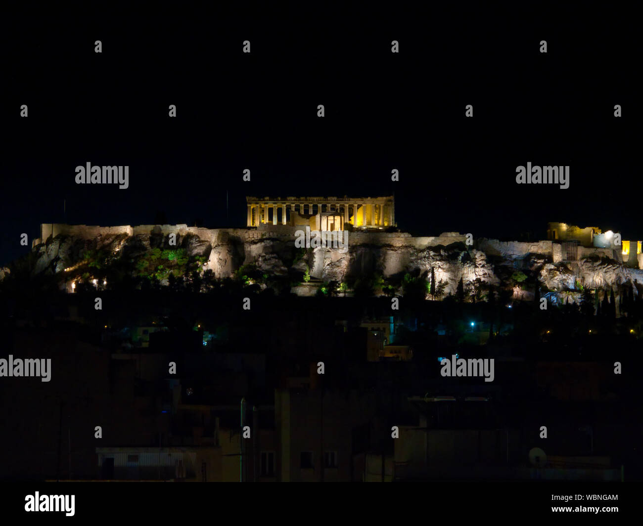 Lluminated famosa Acropoli contro il cielo scuro in sera Foto Stock