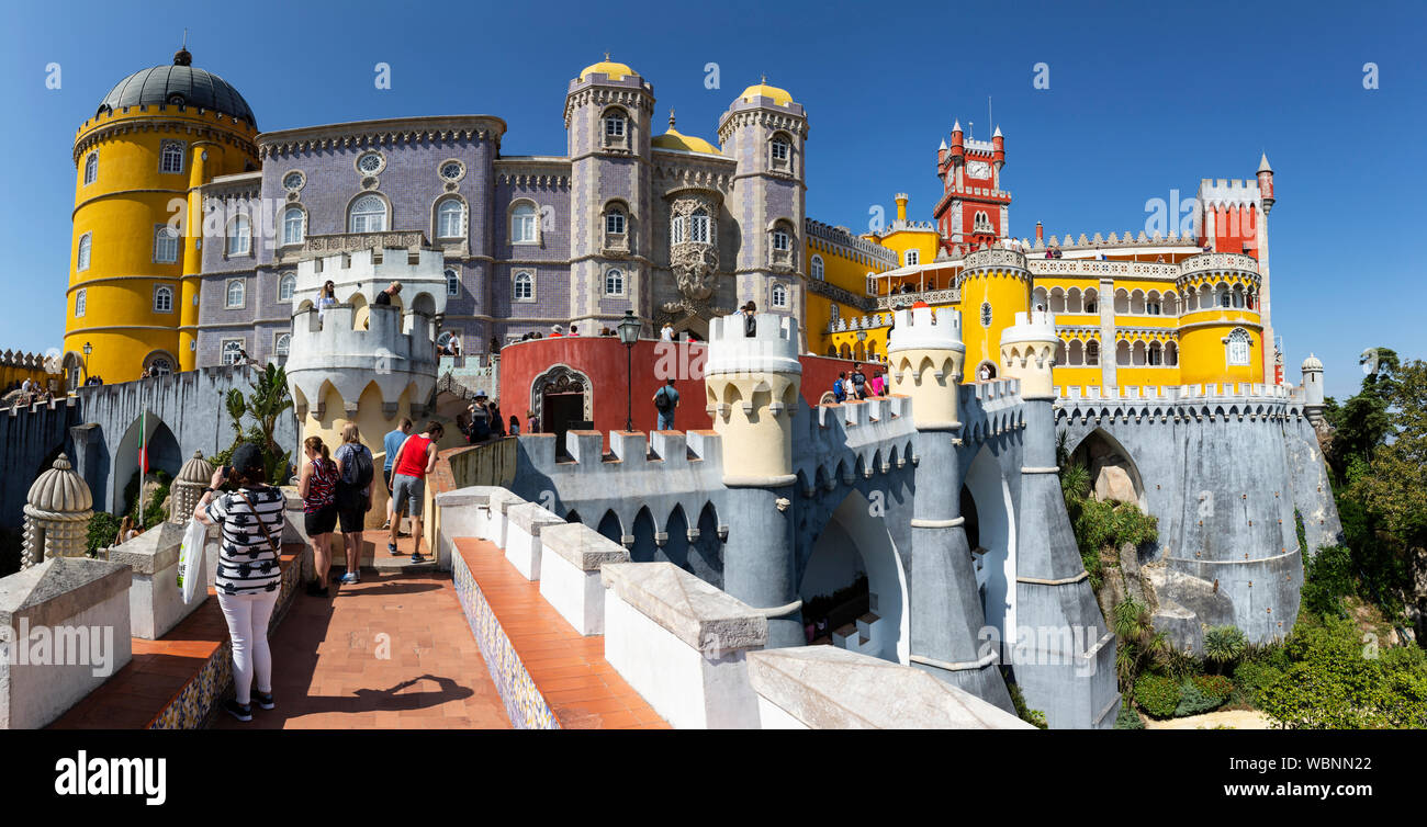 La storica colorato Palazzo Pena, Sintra, Portogallo. Foto Stock