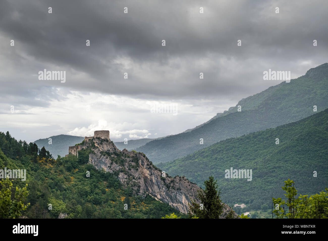 La cittadella medioevale di Entrevaux siede su uno sperone roccioso sopra la valle del Var nelle Alpes-de-Haute-Provence regione della Francia Foto Stock
