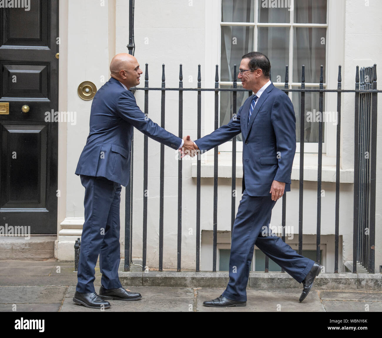 11 Downing Street, Londra, Regno Unito. Il 27 agosto 2019. Cancelliere dello scacchiere britannico Sajid Javid incontra Steven Mnuchin, Stati Uniti Segretario del Tesoro, per la prima volta oggi. Credito: Malcolm Park/Alamy Live News. Foto Stock