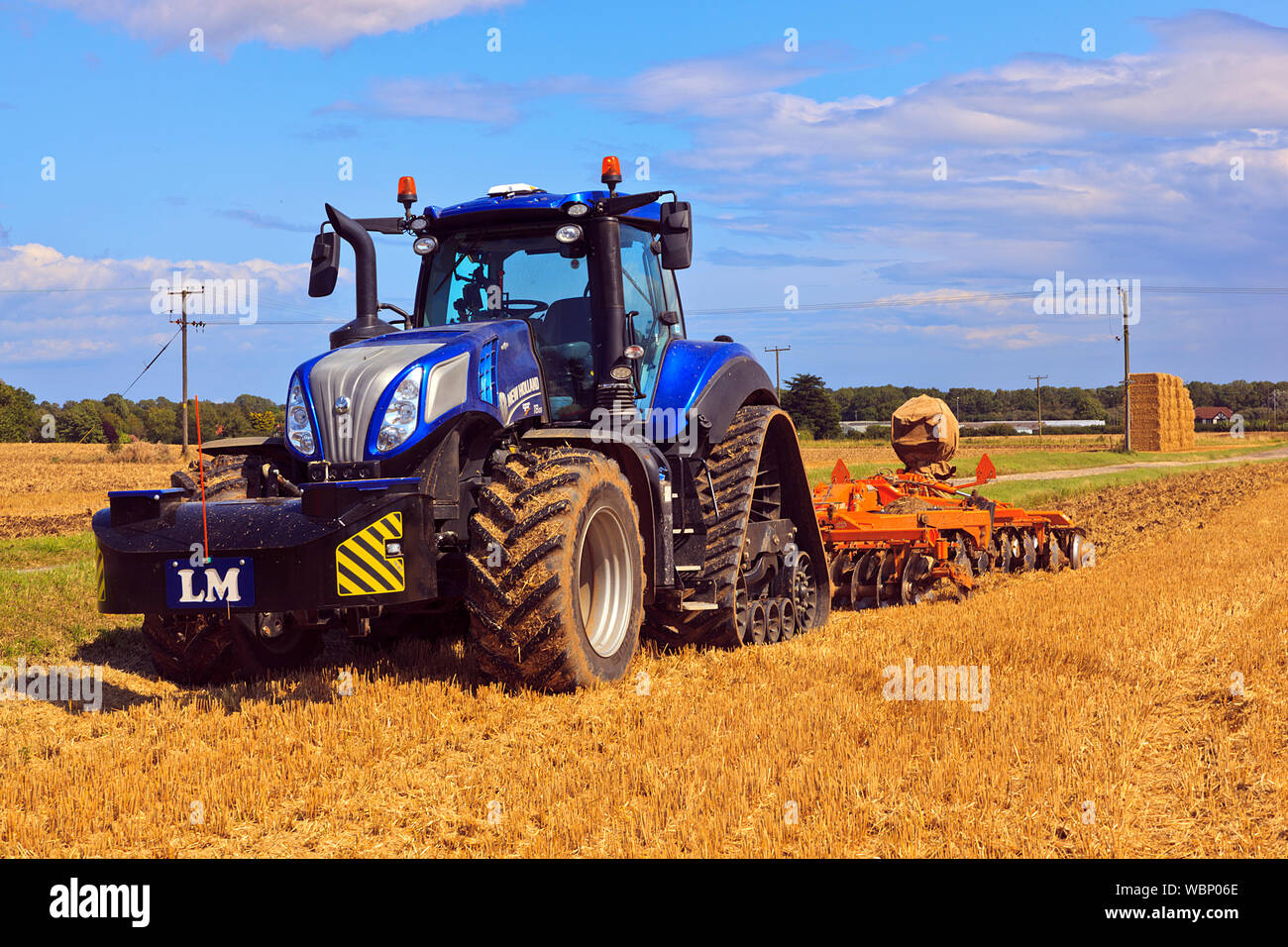New Holland T8.435 trattore cingolato campo coltivato con meccanica in un coltivatore in Lincolnshire Foto Stock
