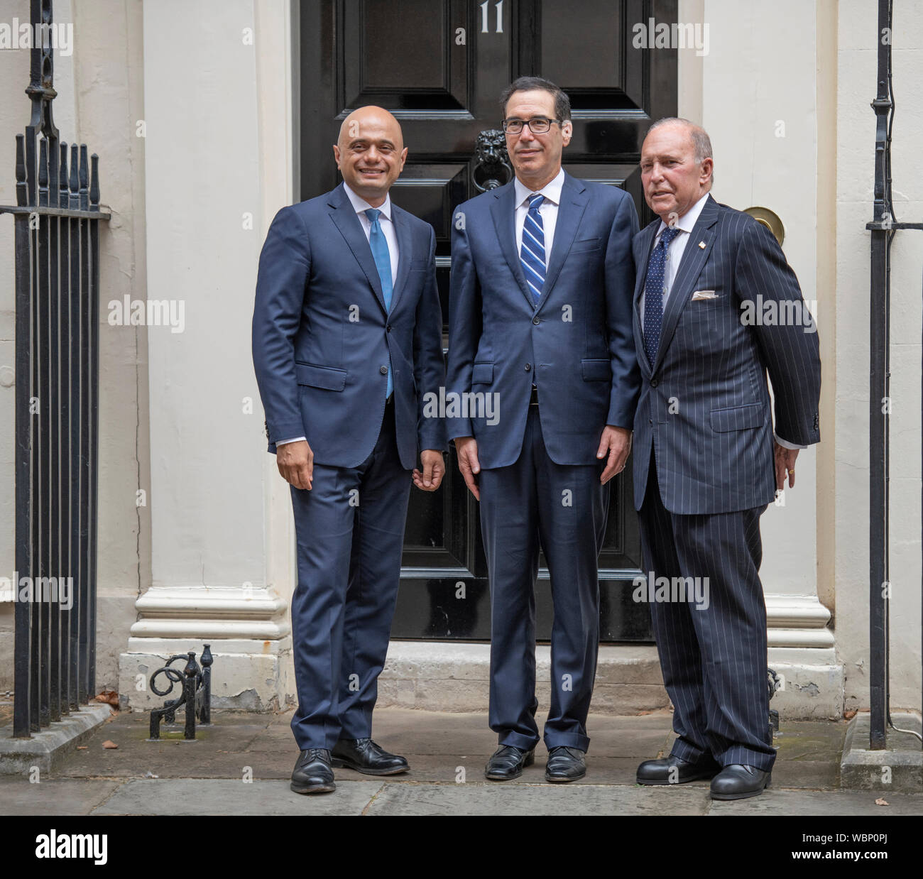 11 Downing Street, Londra, Regno Unito. Il 27 agosto 2019. Cancelliere dello scacchiere britannico Sajid Javid incontra Steven Mnuchin, Stati Uniti Segretario del Tesoro, per la prima volta oggi. Anche in shot (destra); Stati Uniti Direttore del Consiglio nazionale economico, Larry Kudlow. Credito: Malcolm Park/Alamy Live News. Foto Stock