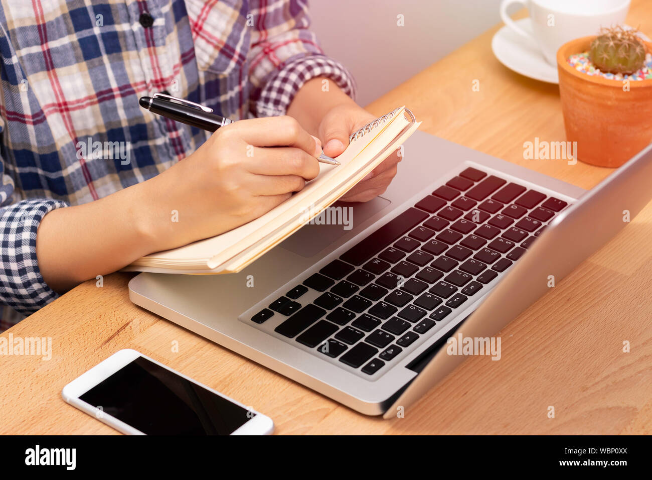 Corso di formazione in linea di concetto. studente utilizzando il computer portatile per la formazione online corsi e lezioni di scrittura nota nel notebook. istruzione a distanza Foto Stock