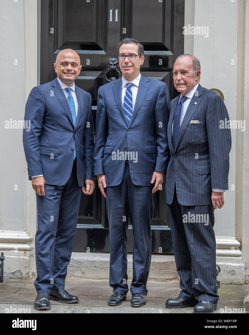11 Downing Street, Londra, Regno Unito. Il 27 agosto 2019. Cancelliere dello scacchiere britannico Sajid Javid incontra Steven Mnuchin, Stati Uniti Segretario del Tesoro, per la prima volta oggi. Anche in shot (destra); Stati Uniti Direttore del Consiglio nazionale economico, Larry Kudlow. Credito: Malcolm Park/Alamy Live News. Foto Stock