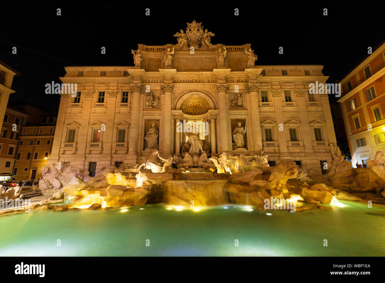 Vista sulla Fontana di Trevi a Roma, in Italia. la famosa fontana di notte. Foto Stock