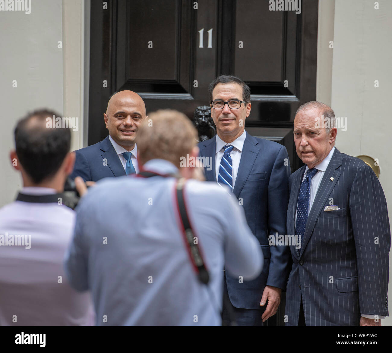 11 Downing Street, Londra, Regno Unito. Il 27 agosto 2019. Cancelliere dello scacchiere britannico Sajid Javid incontra Steven Mnuchin, Stati Uniti Segretario del Tesoro, per la prima volta oggi. Anche in shot (destra); Stati Uniti Direttore del Consiglio nazionale economico, Larry Kudlow. Credito: Malcolm Park/Alamy Live News. Foto Stock
