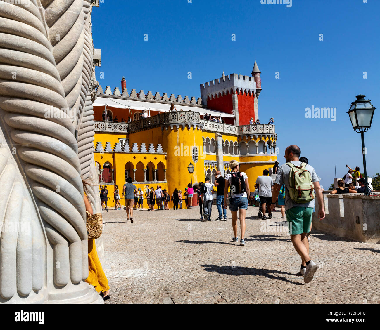 I turisti in visita a pena Palace, Sintra, Portogallo. Foto Stock