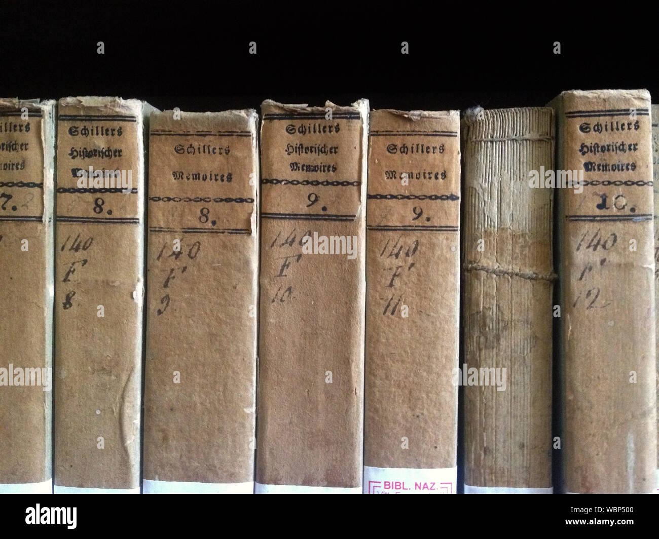 Close-up di vecchi libri sullo scaffale In libreria su sfondo nero Foto Stock