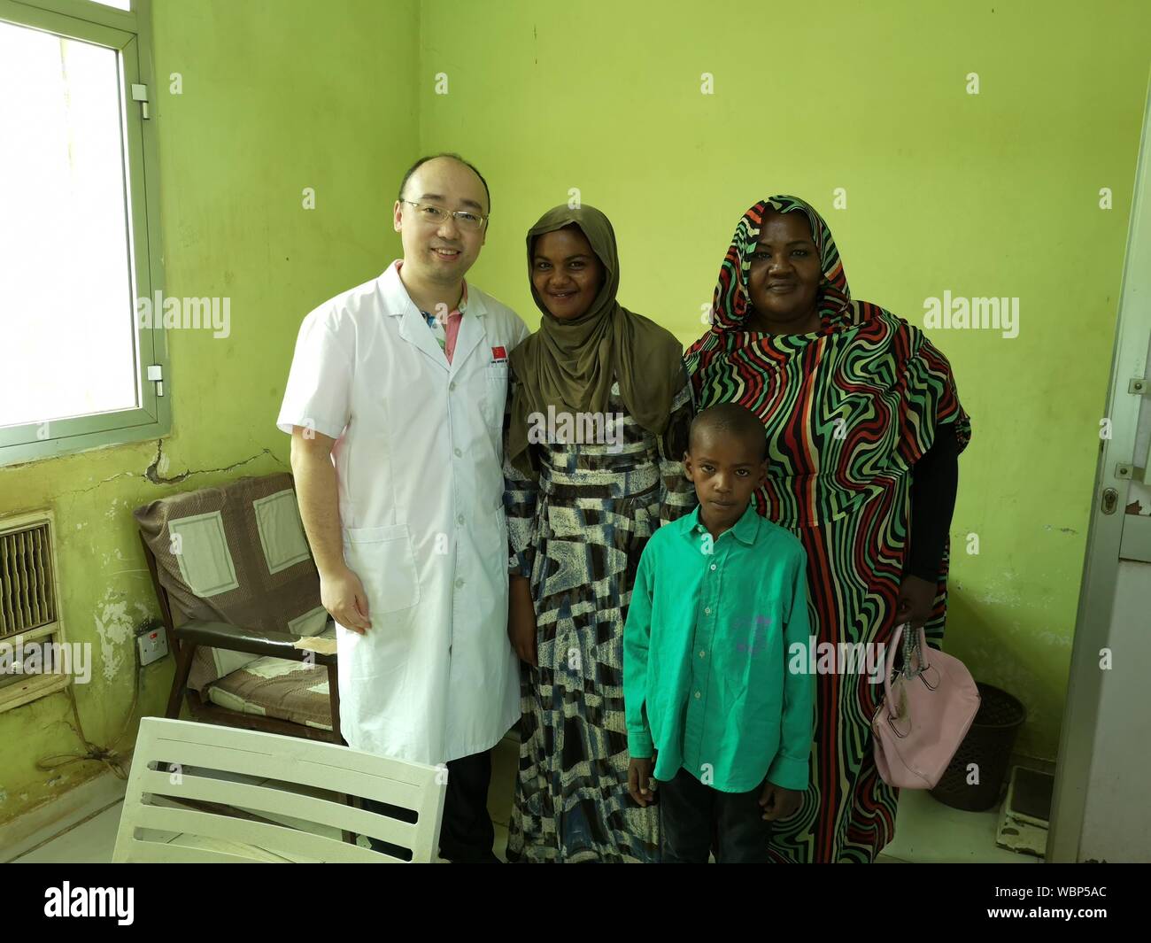 (190827) -- Il governo di Khartoum, Agosto 27, 2019 (Xinhua) -- Medico cinese cui Yanchao in posa per una foto con il 20-anno-vecchio locale paziente e la sua famiglia a Khartoum, Sudan, e il Agosto 5, 2019. Un medico cinese in Sudan ha indurito con successo un paziente locale con complicati il nervo sciatico attraverso la tradizionale terapia di agopuntura, la trentaquattresima gruppo di Cina assistenza medica team per il Sudan Xinhua ha detto martedì. Per andare con "medico cinese in Sudan cure paziente locale con agopuntura tradizionale". (Xinhua) Foto Stock