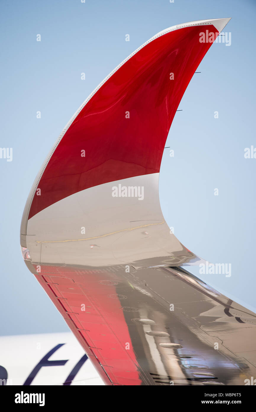Glasgow, Regno Unito. Il 25 agosto 2019. Virgin Atlantic Airbus A350-1000 aeromobile visto all'Aeroporto Internazionale di Glasgow per il pilota di formazione. Vergine del nuovo jumbo jet vanta una straordinaria nuova "loft' spazio sociale con divani in business class e ben adornata dalla registrazione G-VLUX. L'intero aeromobile avrà inoltre accesso a internet Wi-Fi ad alta velocità. Virgin Atlantic ha ordinato un totale di 12 Airbus A350-1000s. Essi sono tutti programmati per entrare a far parte della flotta dal 2021 in un ordine per un valore stimato di $ 4,4 miliardi di euro (£ 3,36 miliardi di euro). Il velivolo anche promette di essere fino al 30% più efficienti in termini di consumo di carburante, il risparmio di emissioni di CO2. Foto Stock