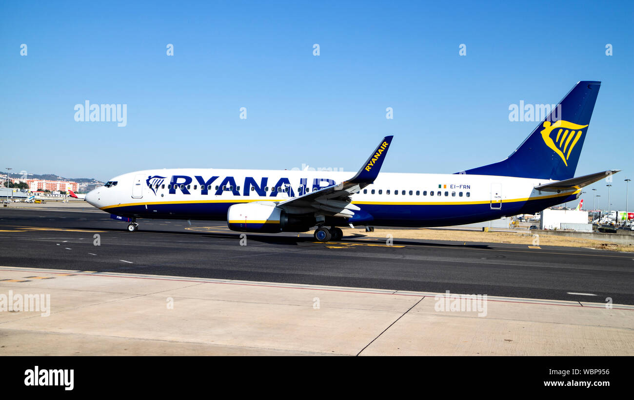 Ryanair Boeing 737-8come sul piazzale dell'aeroporto di Luton, Inghilterra. Foto Stock