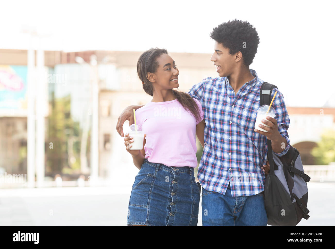 Giovane data. Romantico americano africano coppia passeggiate in città Foto Stock