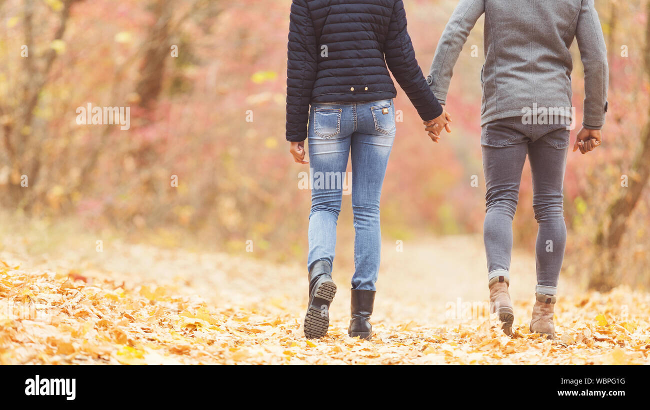 Data romantico. Coppia giovane passeggiate nel parco di autunno Foto Stock