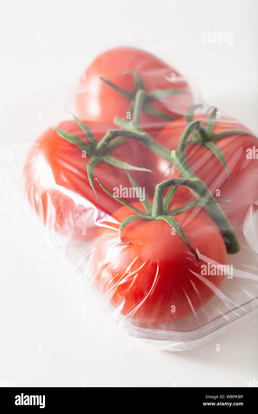 Uso singola confezione di plastica problema.pomodori verdure in sacchetto di plastica Foto Stock