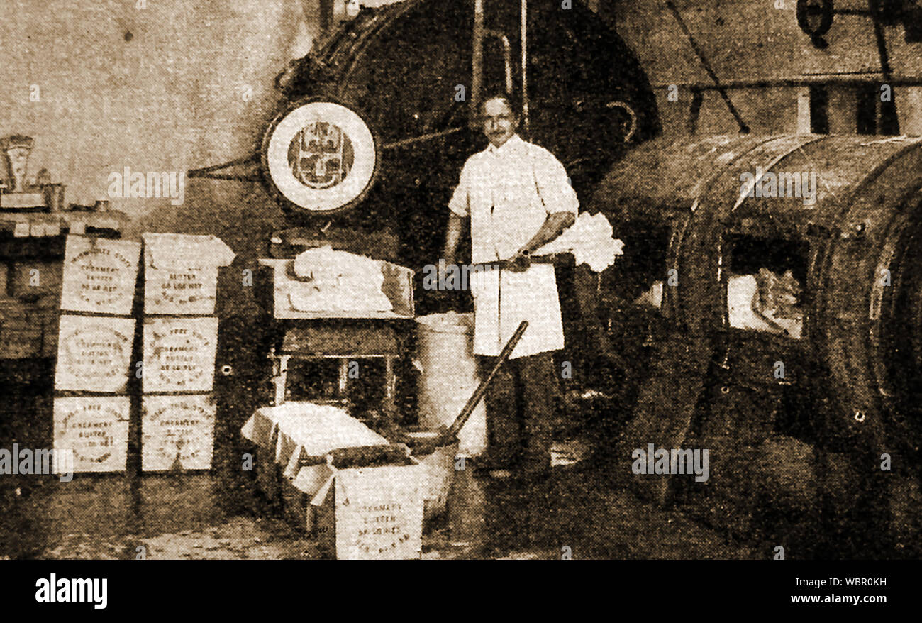 1933 IRISH INDUSTRIA LATTIERO CASEARIA - un vintage fotografia stampata mostrando un lavoratore la pesatura e l'imballaggio di burro ad un caseificio irlandese / creamery Foto Stock