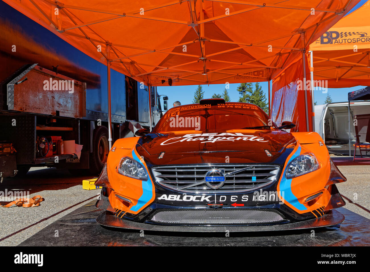 CHAMROUSSE, Francia, 25 agosto 2019 : il paddock del Chamrousse gara in salita, contando per il campionato francese, è in strada del resort di montagna Foto Stock