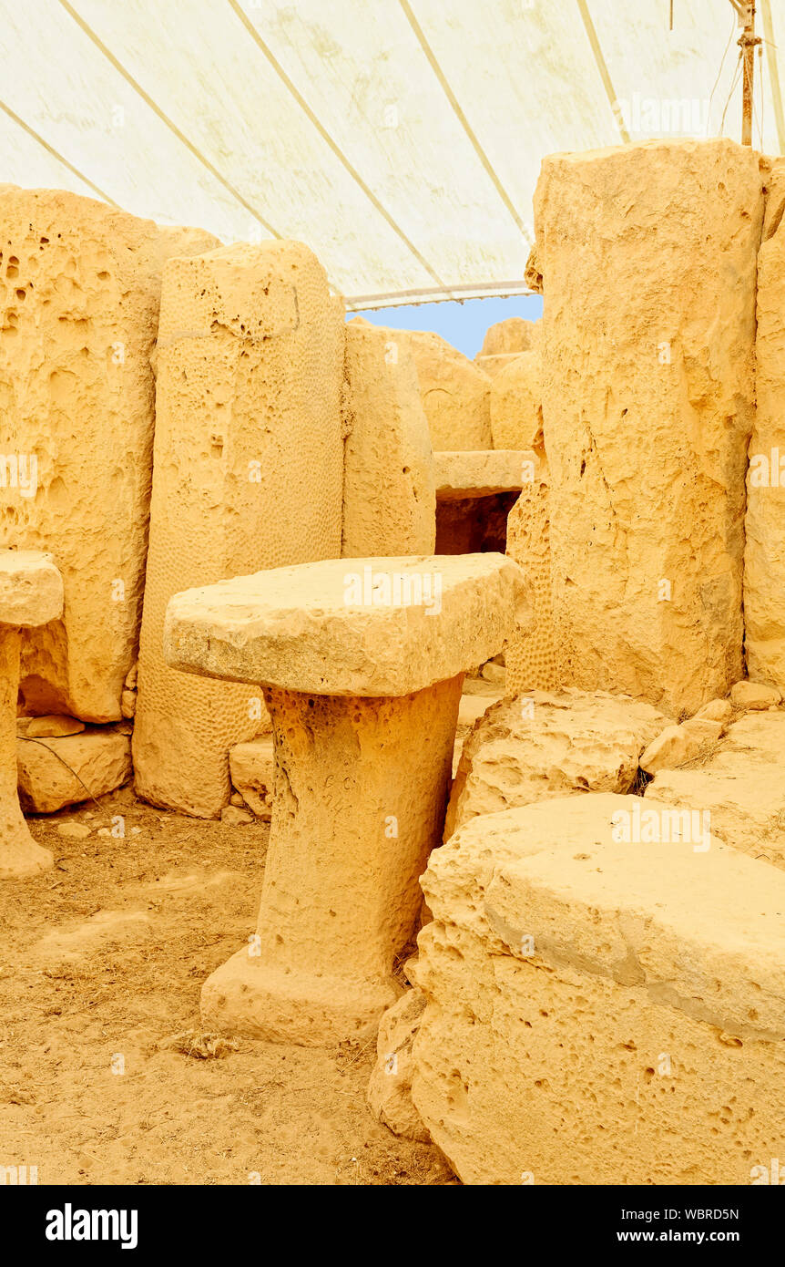 Hagar Qim; tempio del neolitico; vecchi ruderi; rettangolare blocchi di calcare, tetto di protezione, conservazione, Europa; Qrendi; Malta; molla verticale; Foto Stock