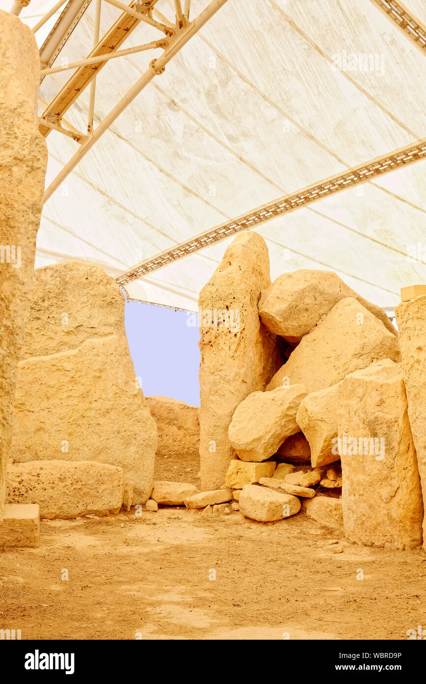 Hagar Qim; tempio del neolitico; vecchi ruderi; blocchi di calcare, tetto di protezione, conservazione, Europa; Qrendi; Malta; la molla; verticale Foto Stock