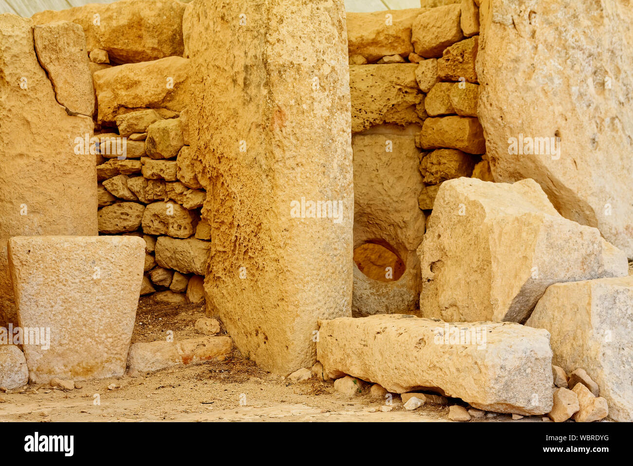 Hagar Qim; tempio del neolitico; vecchi ruderi; blocchi di calcare impilati, foro di oracle, sacerdotesse voci proiettata attraverso di esso, round di apertura; Europa; Qrendi Foto Stock