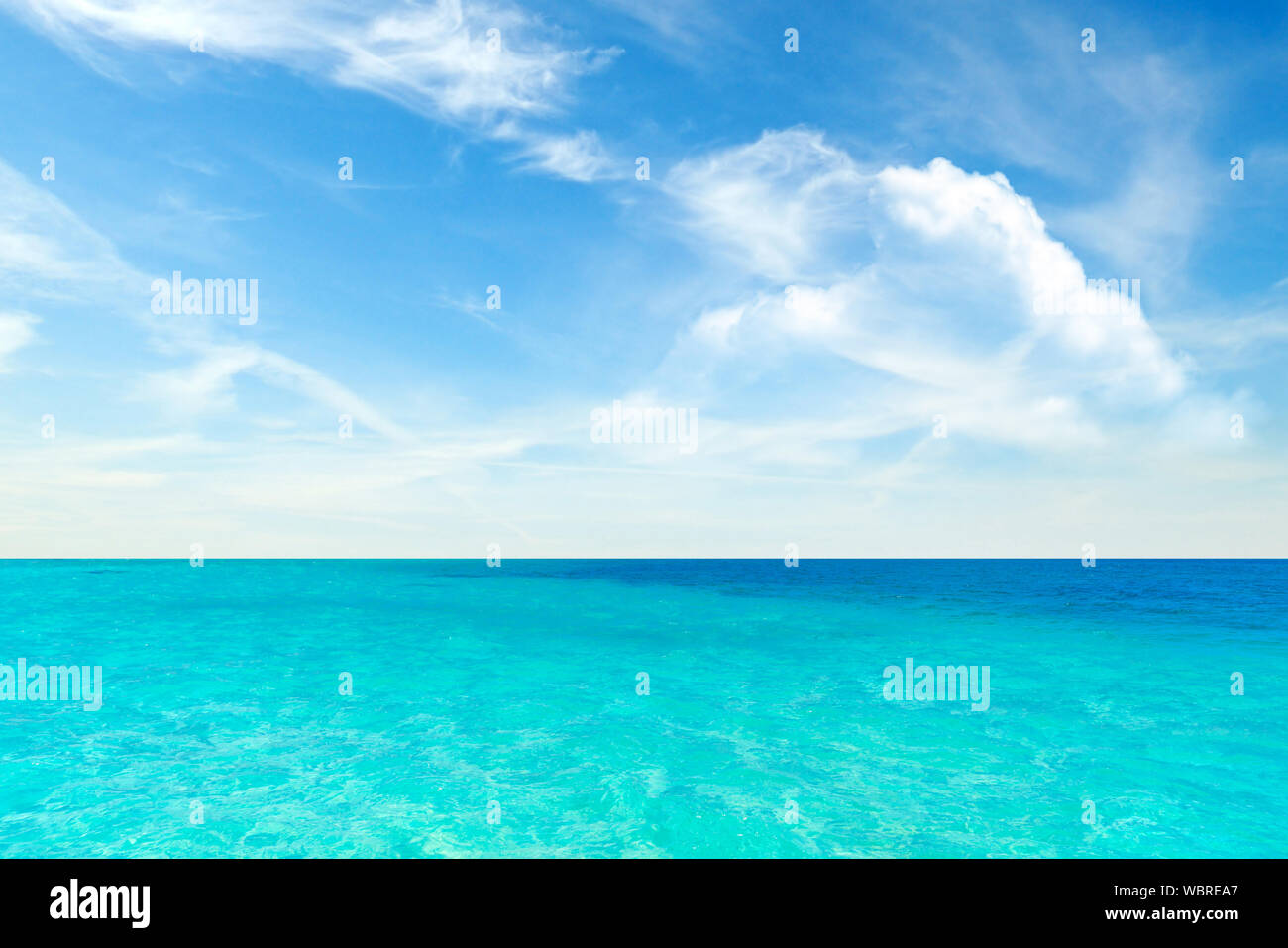 Il mare turchese con cielo pulito Foto Stock