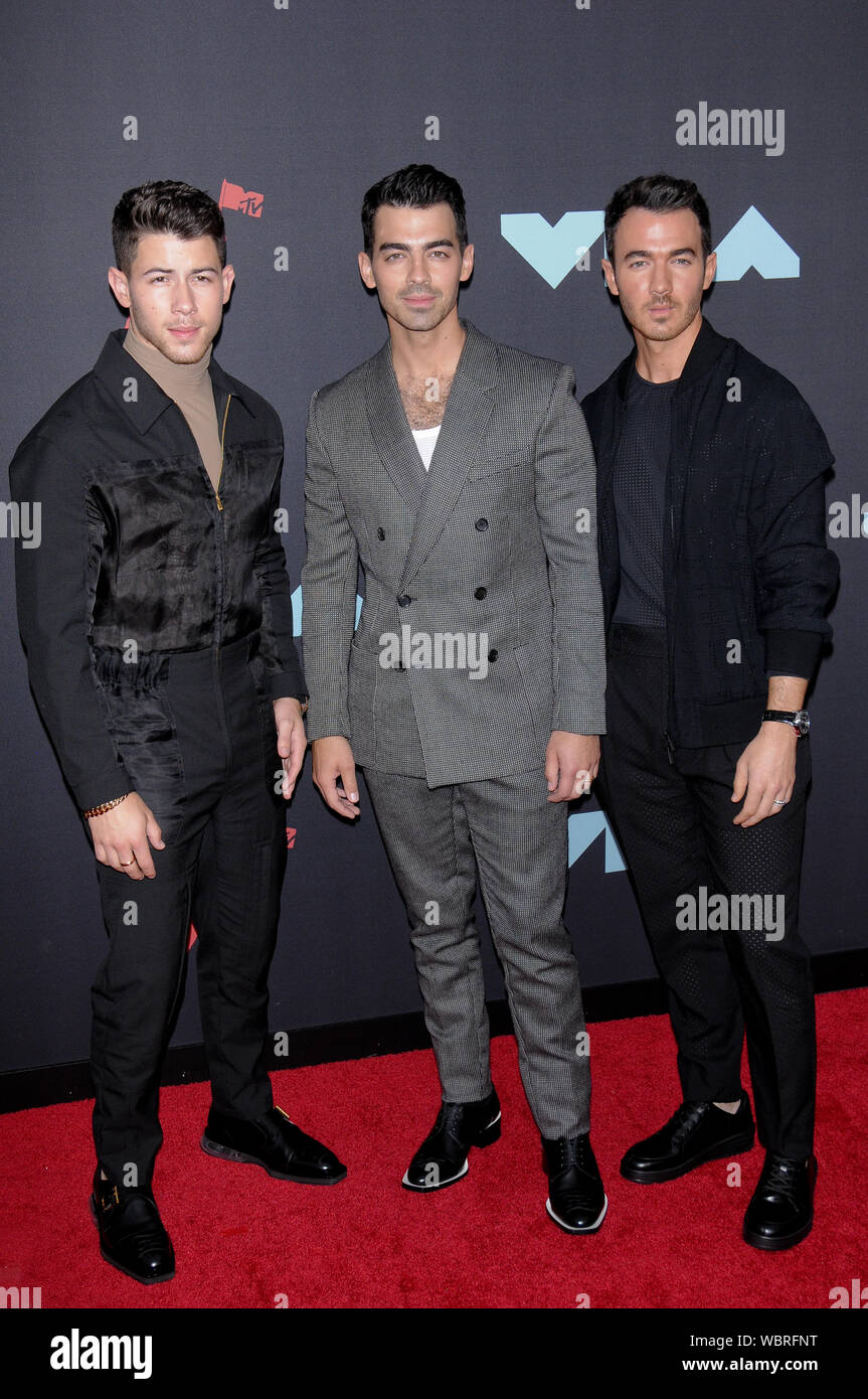 Newark, Stati Uniti d'America. Il 27 agosto, 2019. (L-R) Nick Jonas Joe Jonas e Kevin Jonas frequentare il 2019 Video MTV Video Music Awards tenutosi presso il Prudential Center a Newark, NJ Credito: SOPA Immagini limitata/Alamy Live News Foto Stock