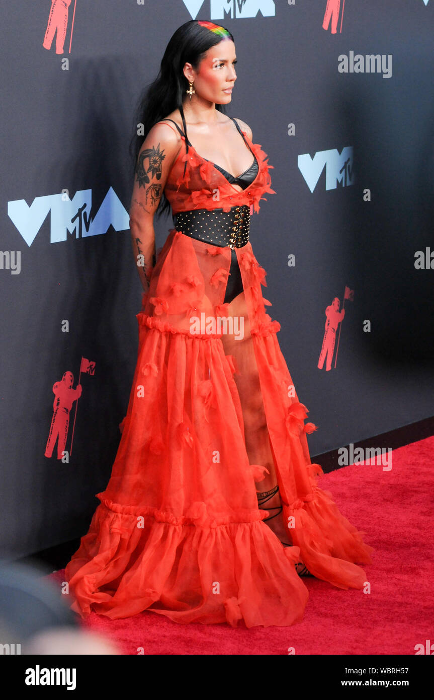 Newark, Stati Uniti d'America. Il 27 agosto, 2019. Halsey (Ashley Nicolette Frangipane) assiste il 2019 Video MTV Video Music Awards tenutosi presso il Prudential Center a Newark, NJ Credito: SOPA Immagini limitata/Alamy Live News Foto Stock