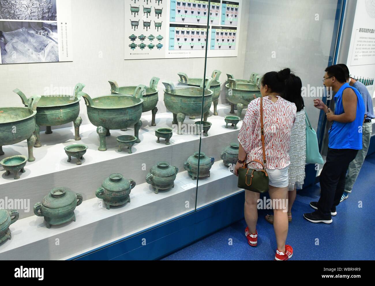 Zhengzhou. Il 27 agosto, 2019. Visitatori presenta vista durante una mostra al Museo di Zhengzhou Cina centrale della Provincia di Henan, Agosto 27, 2019. La mostra sulle principali scoperte archeologiche e di risultati di ricerca in Henan in passato 70 anni ha dato dei calci a fuori sede martedì, visualizzazione di 1.225 set di mostre. Credito: Li ha/Xinhua/Alamy Live News Foto Stock