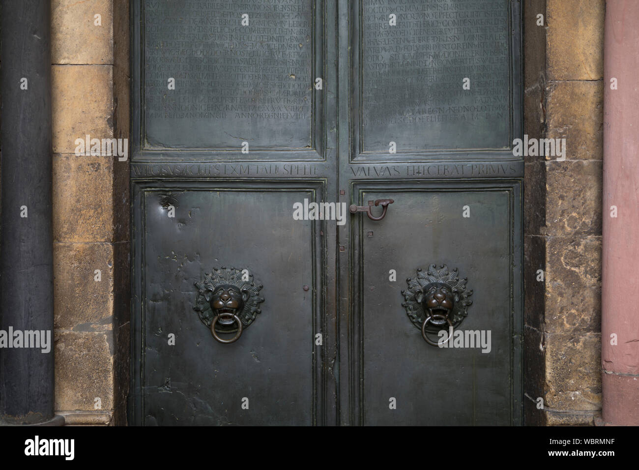 Porte in bronzo all'entrata Mainz Cattedrale con testo latino descrizione: "Ciò che il fuoco ha preso il ferro oar restituito', Mainz, Germania Foto Stock