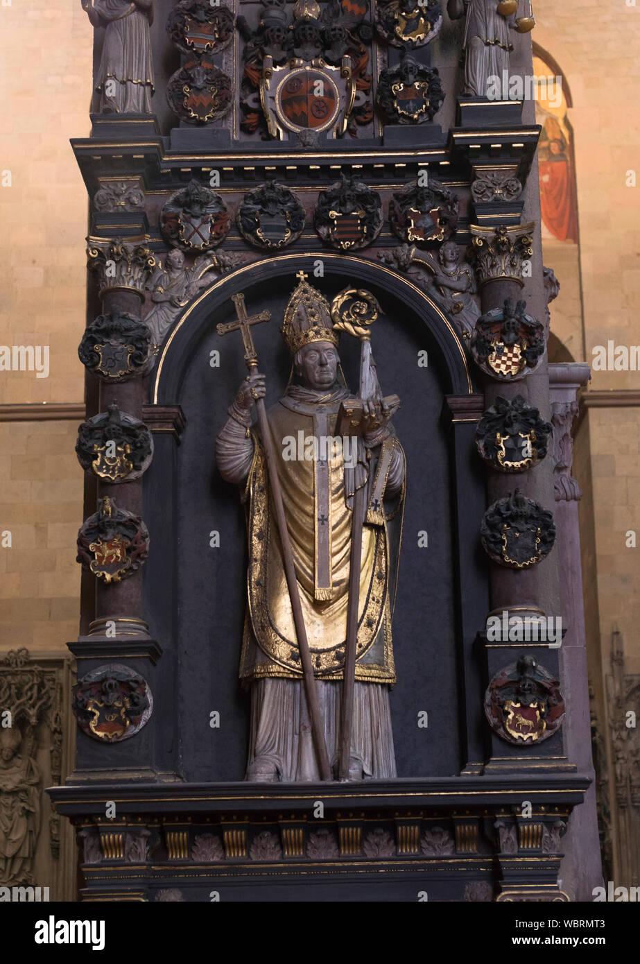 La scultura di un papa al pilastro della cattedrale di Magonza interno, Germania Foto Stock