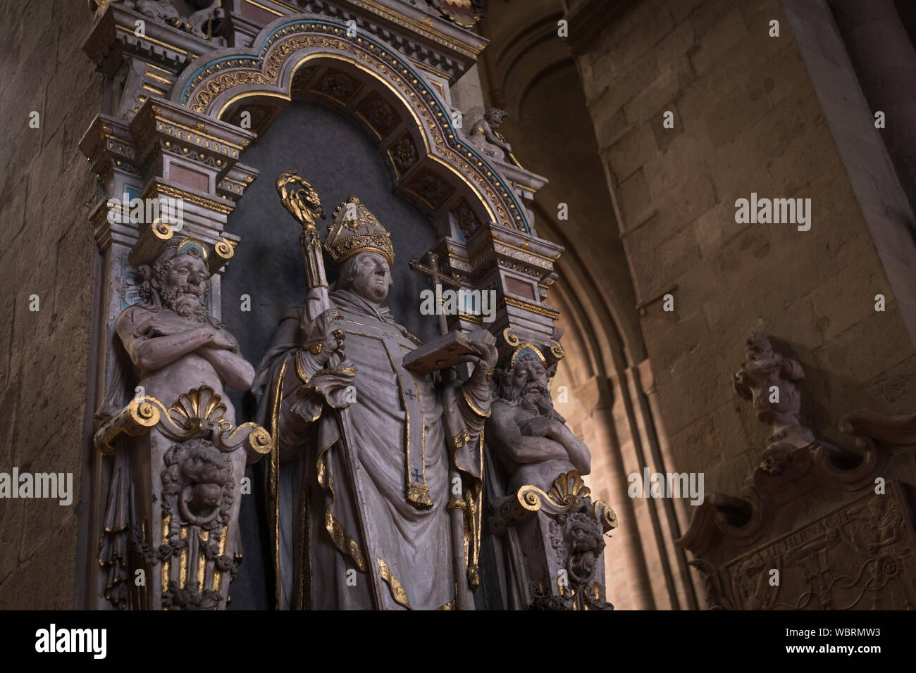 La scultura di un papa al pilastro della cattedrale di Magonza interno, Germania Foto Stock