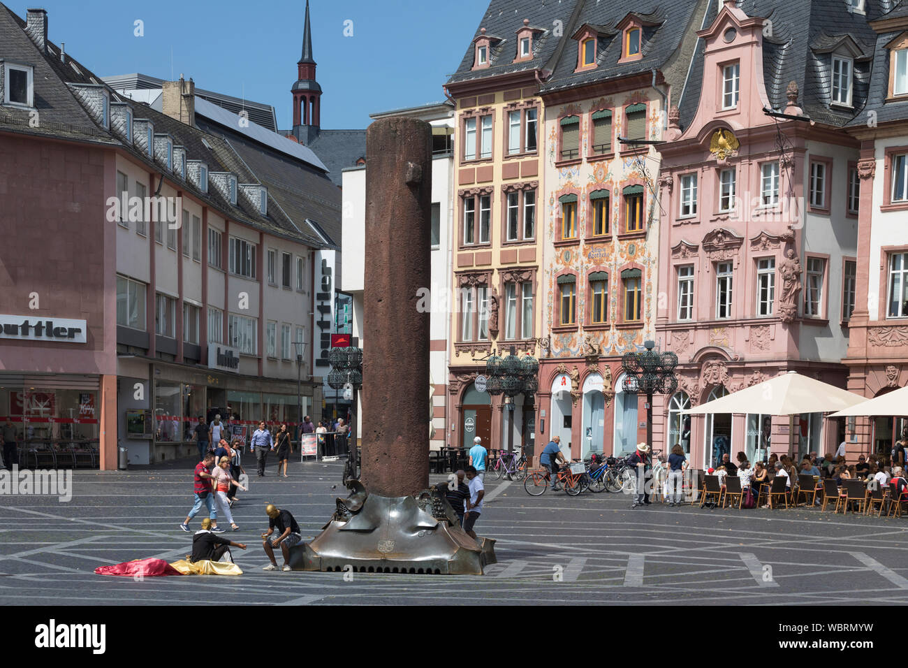 La gente a piedi la piazza del mercato della città interna di Mainz, Germania Foto Stock