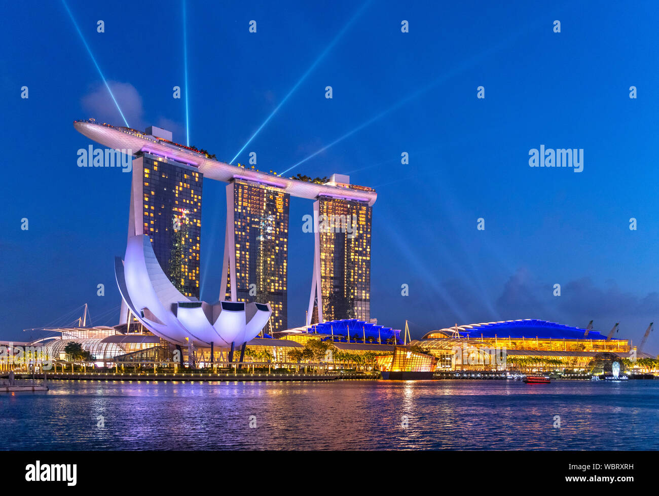 Il Marina Bay Sands Hotel e il Museo ArtScience di notte, Marina Bay, Città di Singapore, Singapore Foto Stock