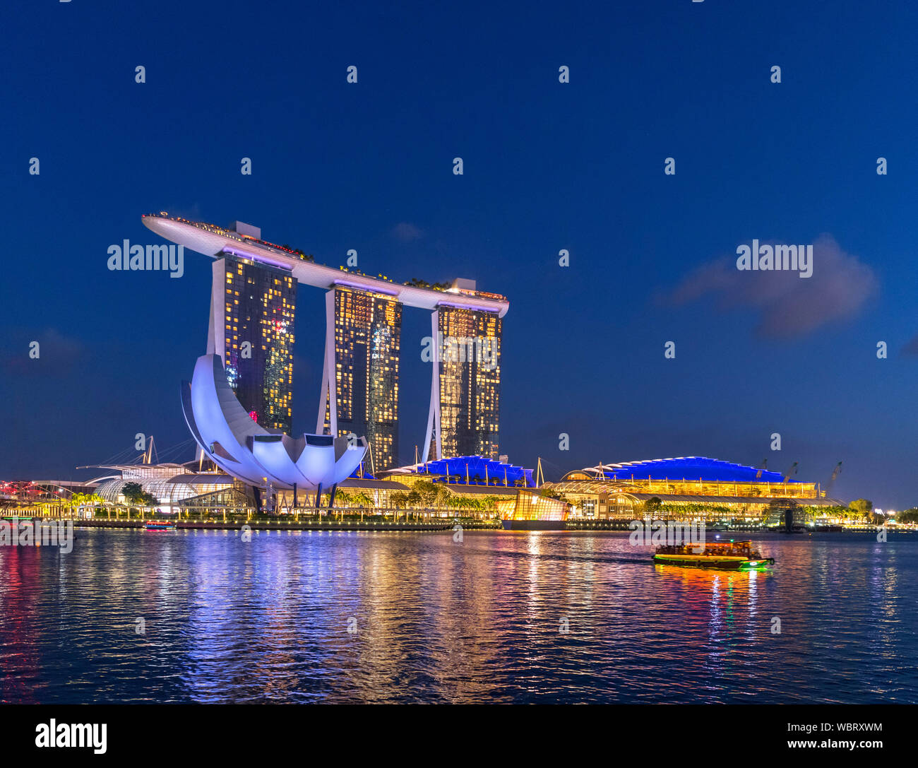 Il Marina Bay Sands Hotel e il Museo ArtScience di notte, Marina Bay, Città di Singapore, Singapore Foto Stock