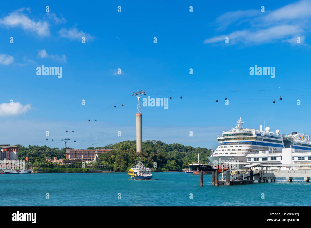 Nave da crociera nel porto di Singapore con l'Isola di Sentosa Funivia sopra la città di Singapore, Singapore Foto Stock