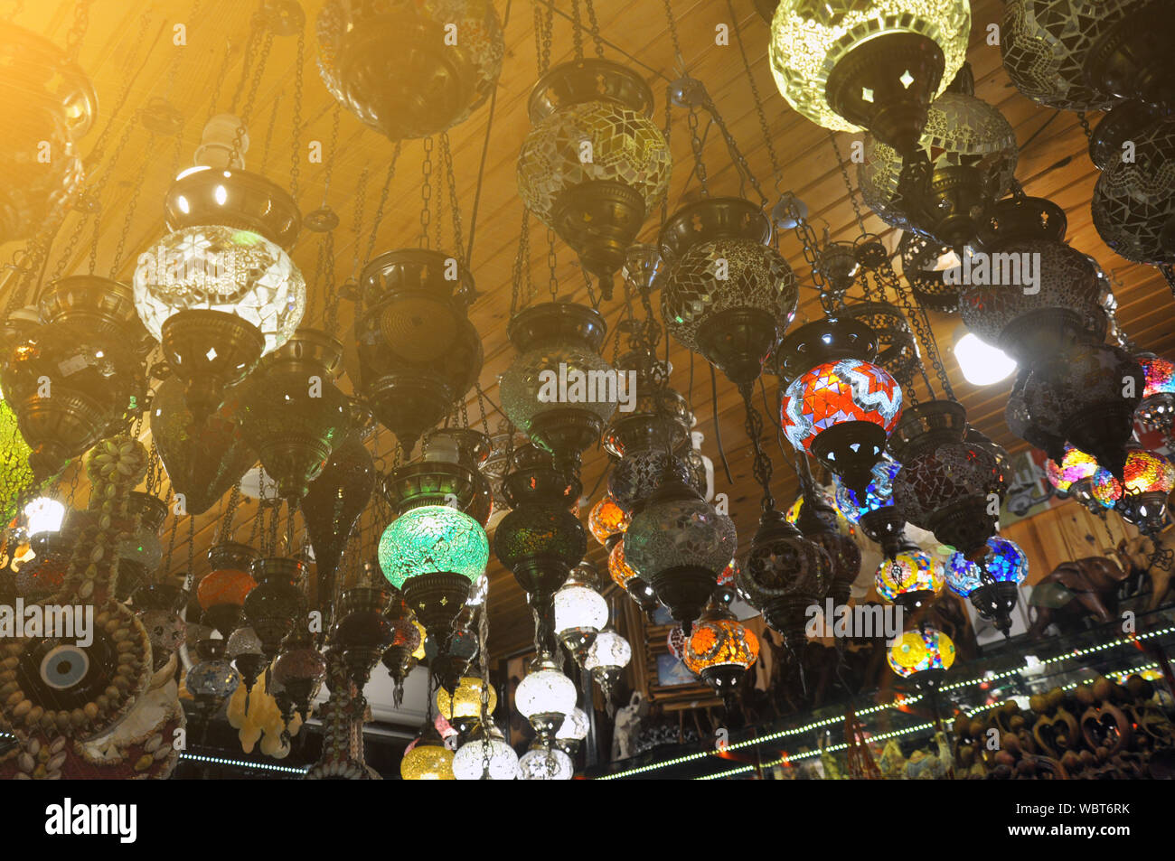 Turco lampade colorate al grande bazaar. Negozio di souvenir Foto Stock