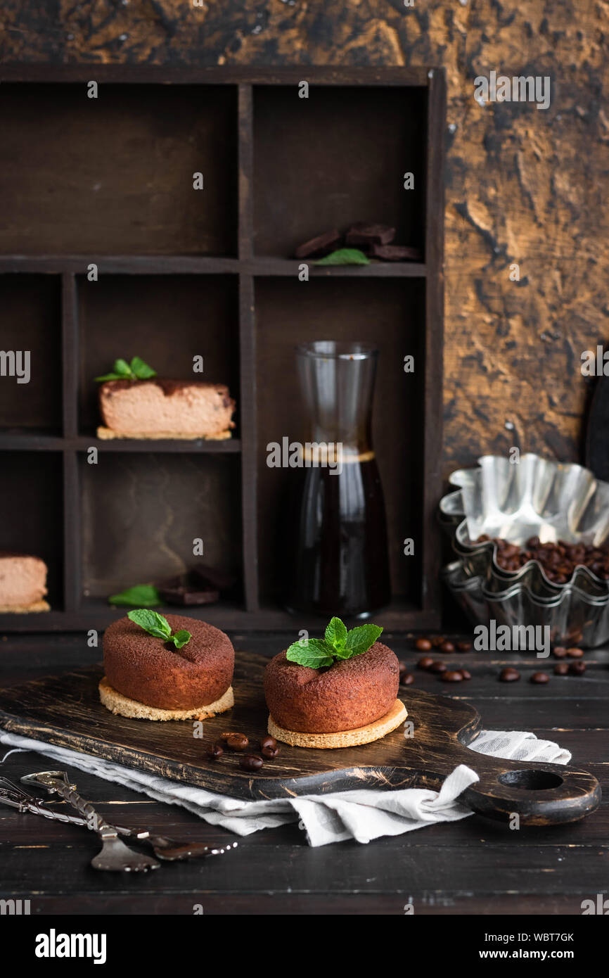 Cioccolato e caffè la torta su un cuscino di biscotti a forma di chicco di  caffè Foto stock - Alamy