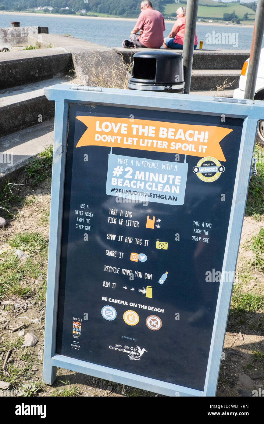Carmarthenshire,Consiglio,segno,incoraggiando,public,a,a,un',atto di gentilezza,a,a,beach,pulito,pulizia,rimozione,inutilizzati rifiuti,,a,Ferryside,Beach,Galles,UK, Foto Stock