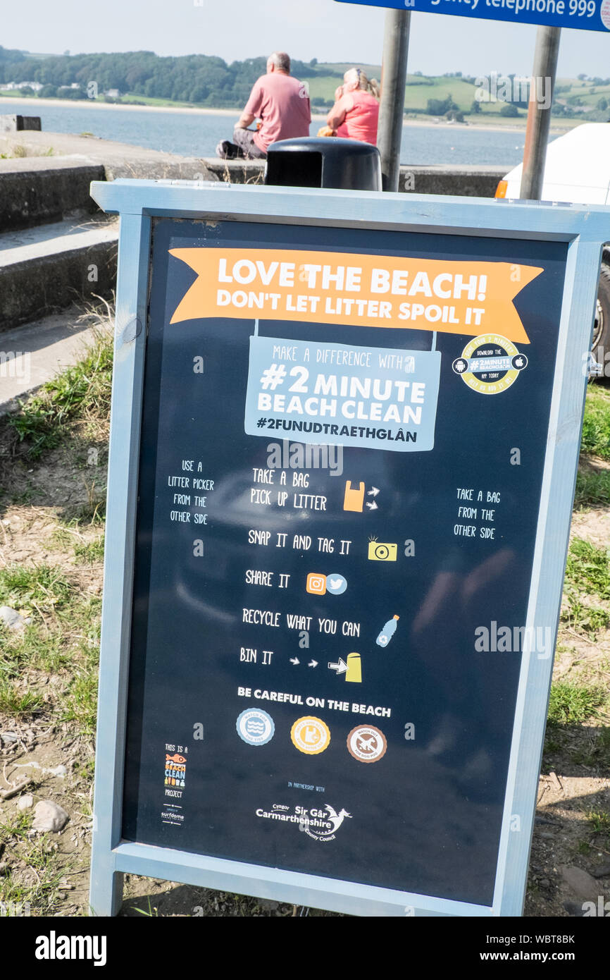 Carmarthenshire,Consiglio,segno,incoraggiando,public,a,a,un',atto di gentilezza,a,a,beach,pulito,pulizia,rimozione,inutilizzati rifiuti,,a,Ferryside,Beach,Galles,UK, Foto Stock